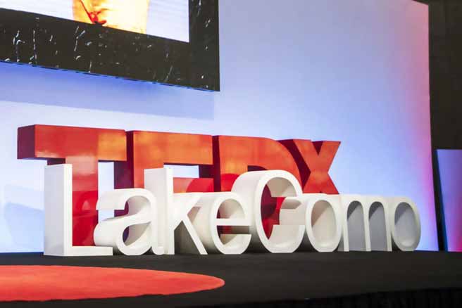 Lettere posizionate sul palco della conferenza TEDx Lake Como