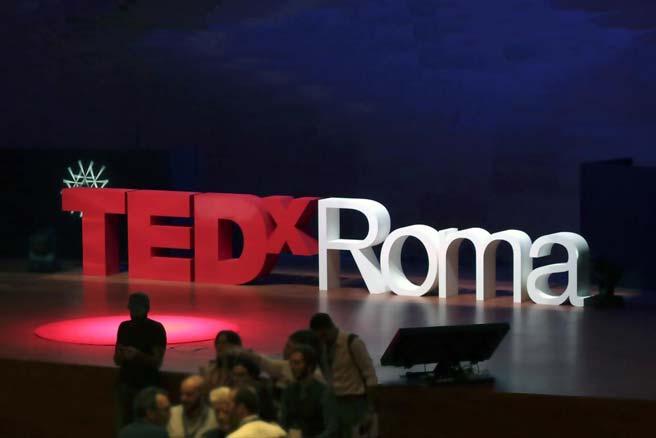 Lettere posizionate sul palco della conferenza TEDx Roma