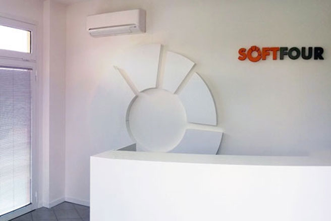 Logo installato sulla parete della reception Soft Four