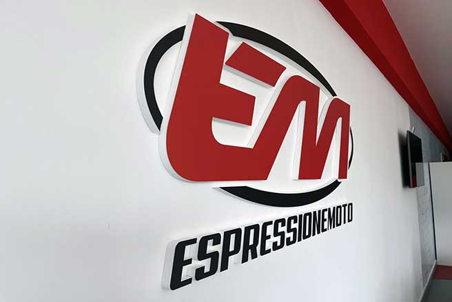 Scritta installata sulla parete della concessionaria moto EM Espressione Moto
